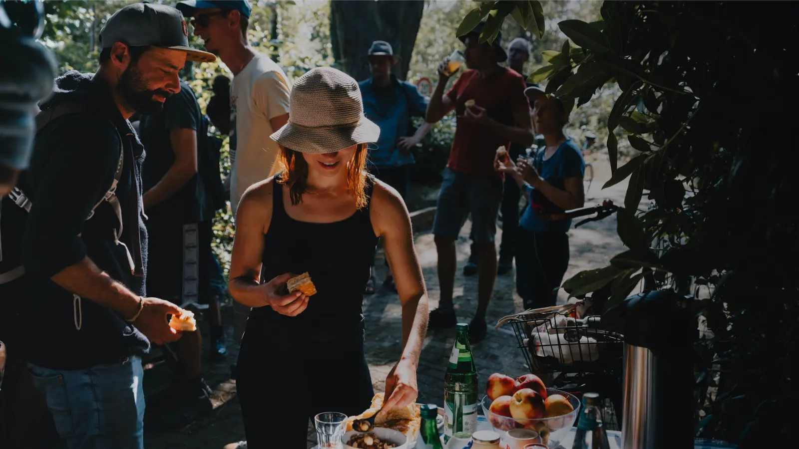 Eine Gruppe beim Schlemmen.
Foto: Frieda Maelle und Sebastian Schubbe