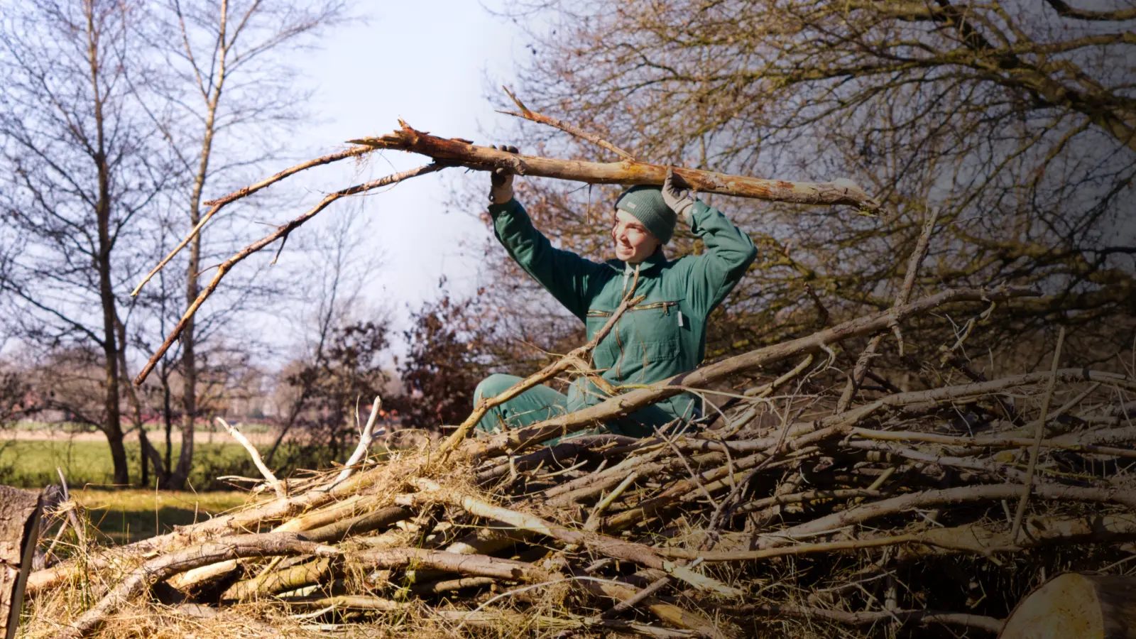 Ein alter Holzstapel ist für den Bau bereit. 