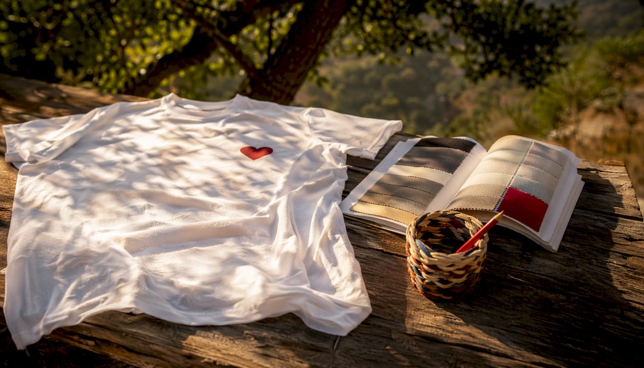 Detailaufnahme eines schlichten Geburtstagsshirts mit Aufdruck