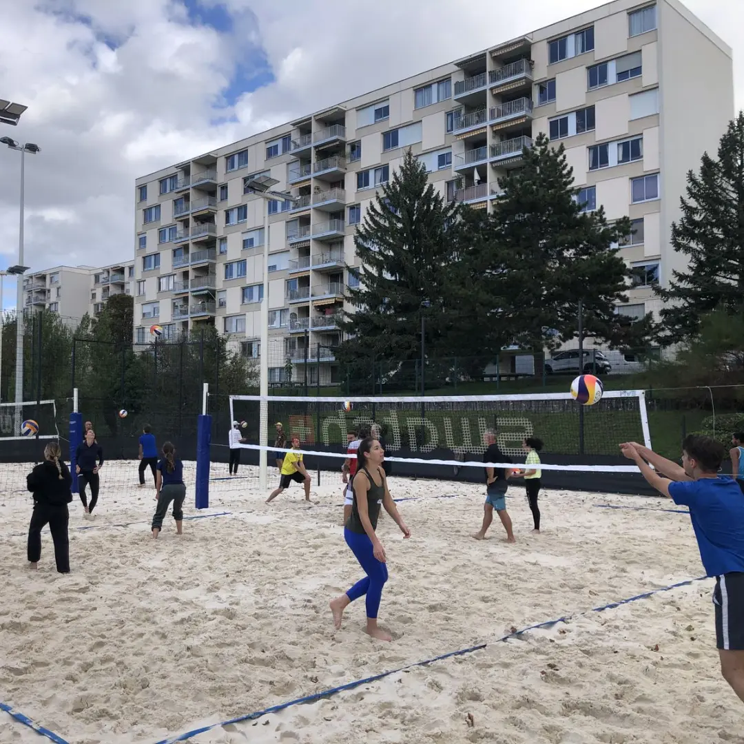terrains de beach volley à Lyon PESD, avec des joueurs pendant un entrainement