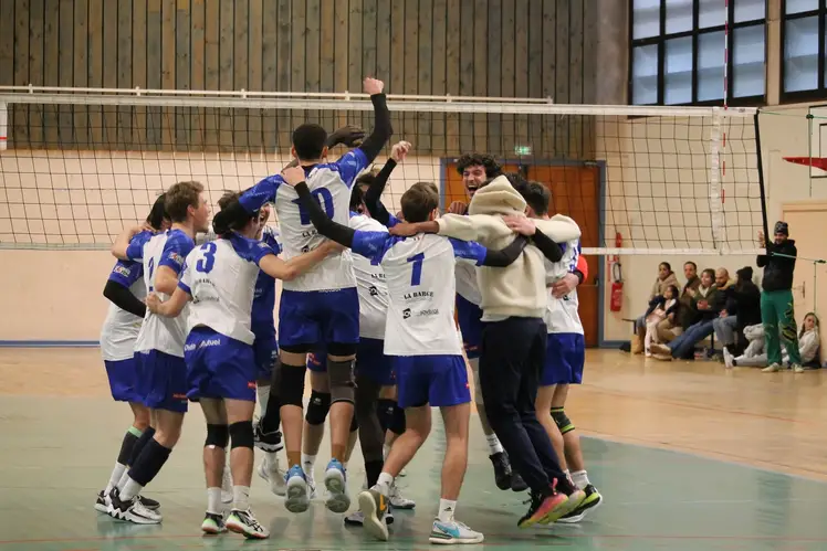 Joueurs N2 Garçons en train de célébrer une victoire au club PESD  Lyon Volley