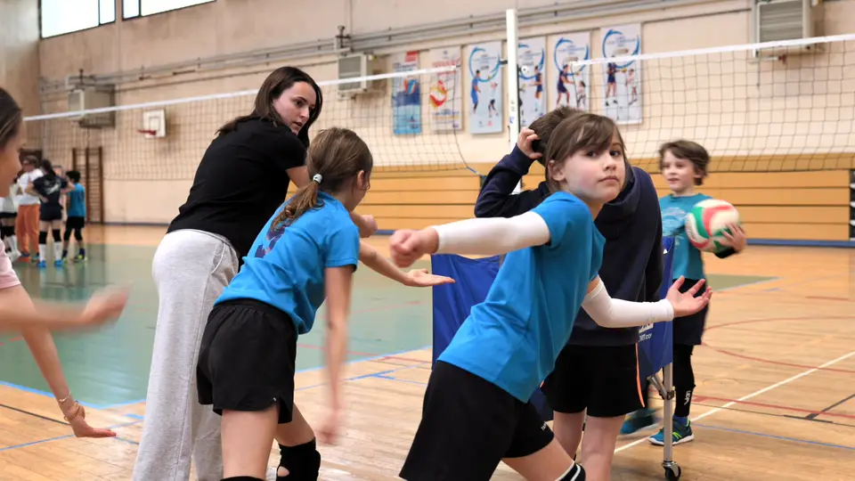 Jeune joueur en apprentissage du service au volley (PESD)
