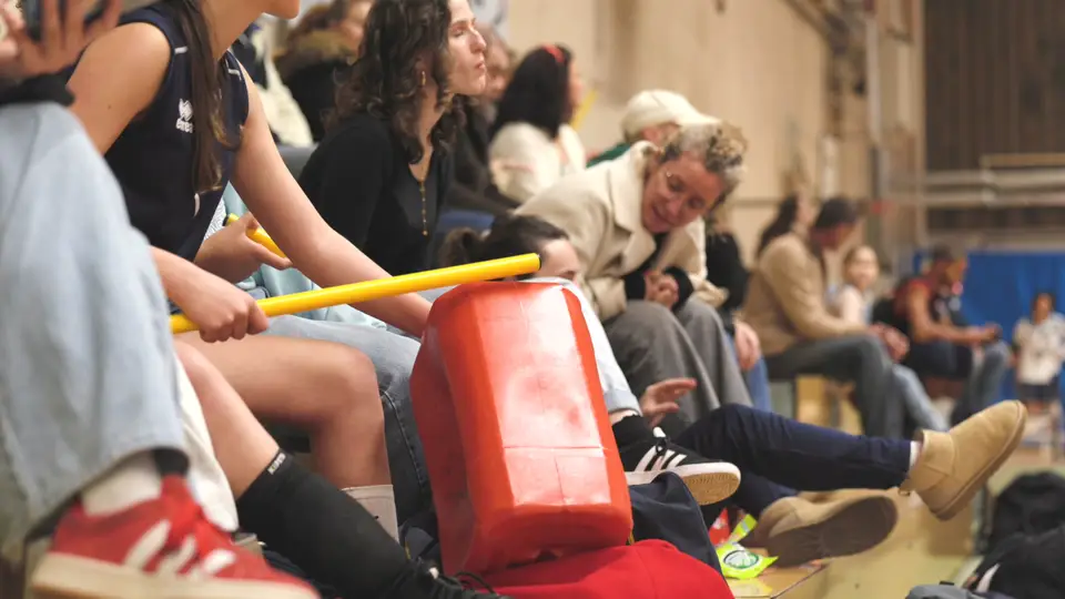 Supporter du PESD encourageant durant un match de volley