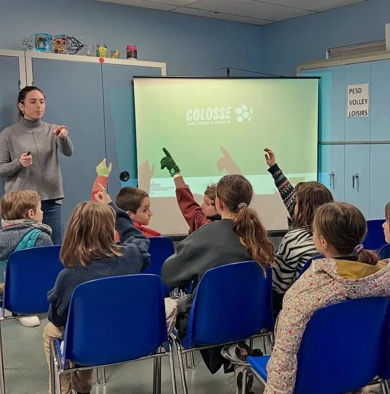 Des jeunes enfants du club PESD volley, répondent aux questions de l'intervenante pour l'association Colosse aux pieds d’argile