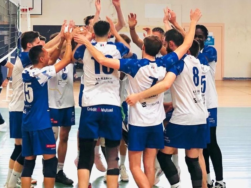 l'équipe masculine N2 Lyon PESD Volley qui célèbre une victoire