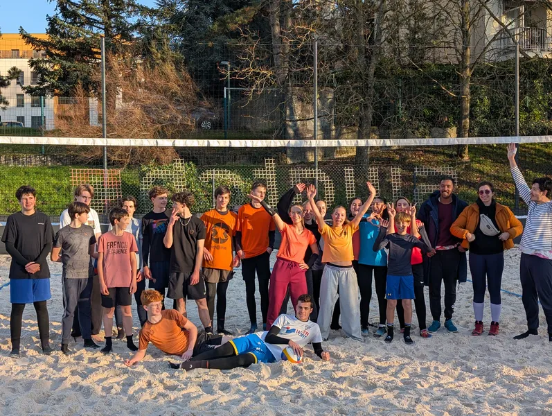 Jeunes joueurs M15 - M18 de beach-volley lors du 1er tournoi beach organisé à Lyon PESD Croix-Rousse 2025