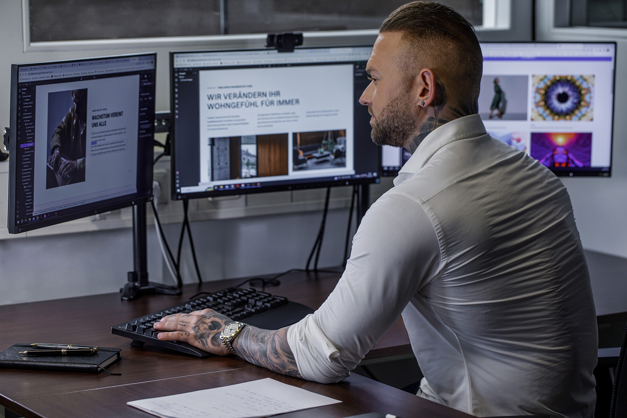 mann sitzt am pc und erstellt website