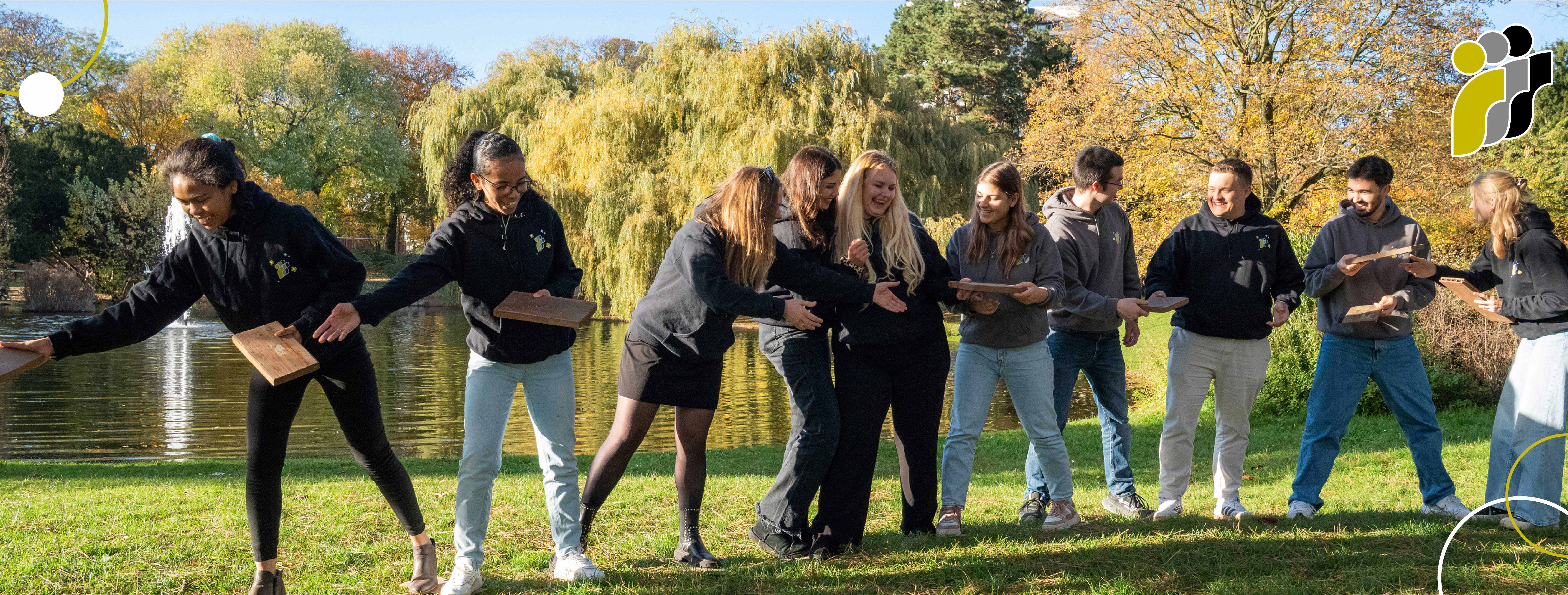 Eine Gruppe von Menschen, die Moorpfadplatten weiterreicht