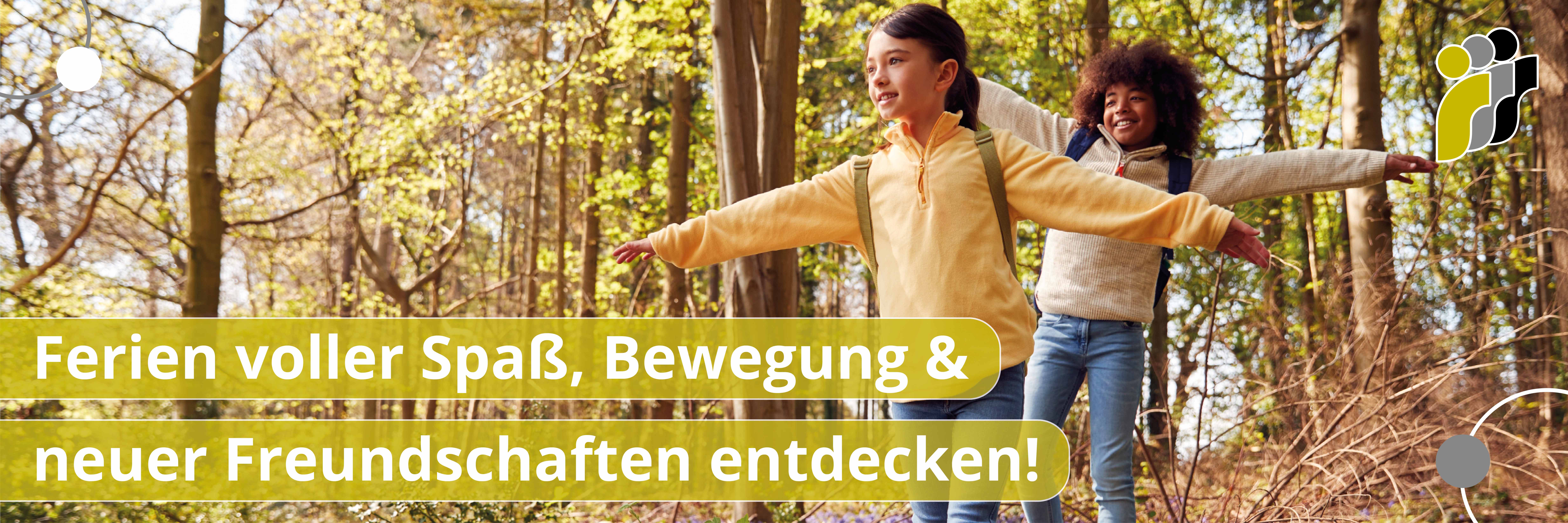 Zwei fröhliche Kinder mit ausgestreckten Armen balancieren im Wald auf einem Baumstamm. Mit dem Text: Ferien voller Spaß, Bewegung & neuer Freundschaften entdecken!
