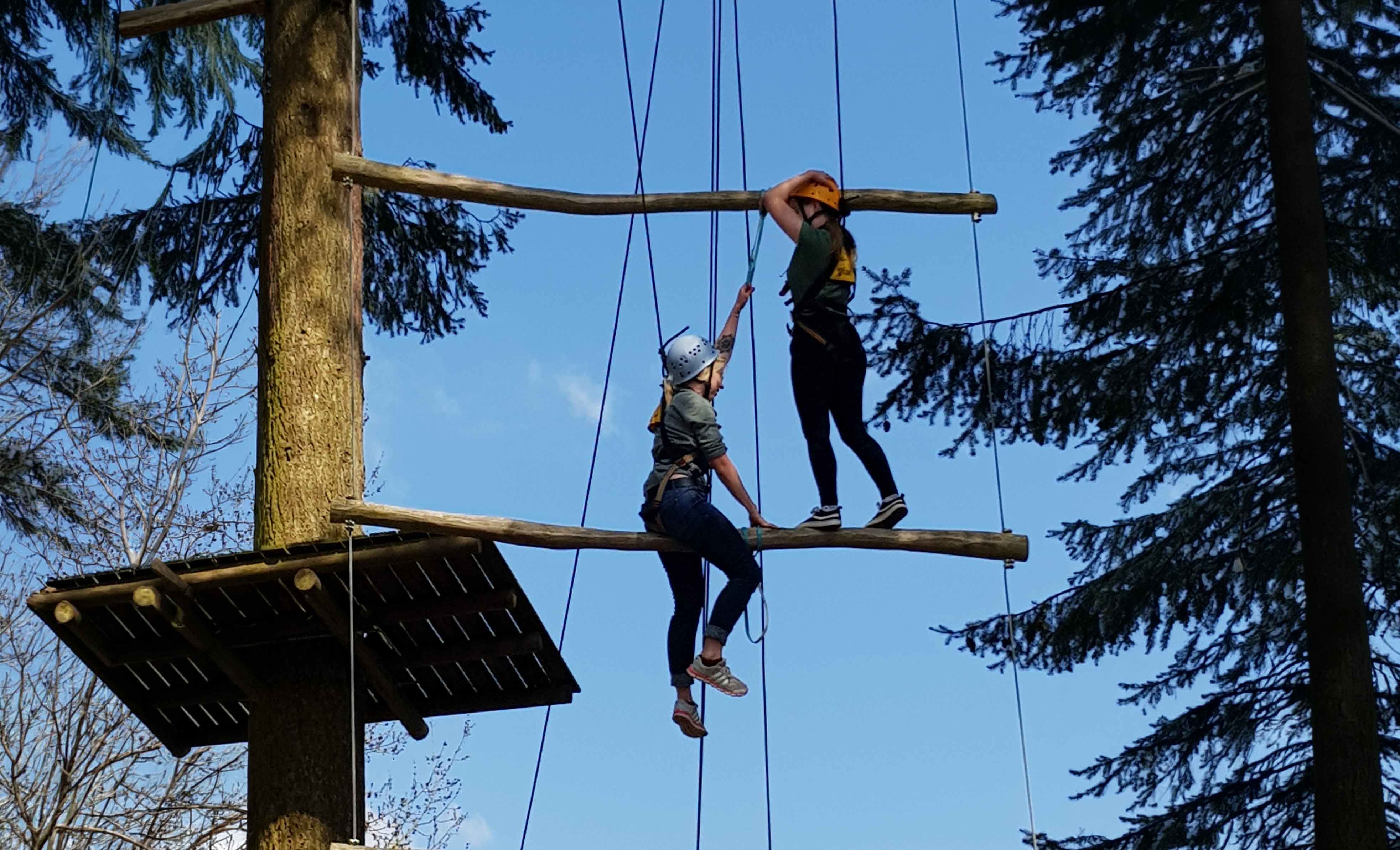 Teamklettern im Hochseilgarten