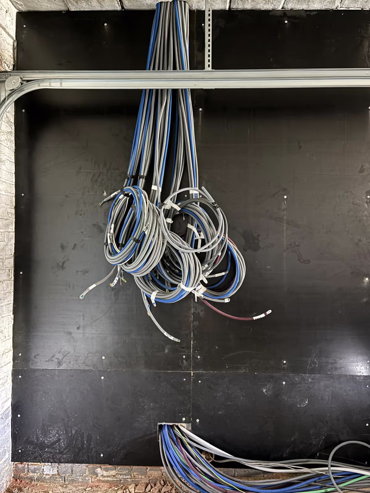 Elektriciteitswerken in een totaalrenovatie, plaatsen elektriciteitskabels, elektriciteitsbeugels