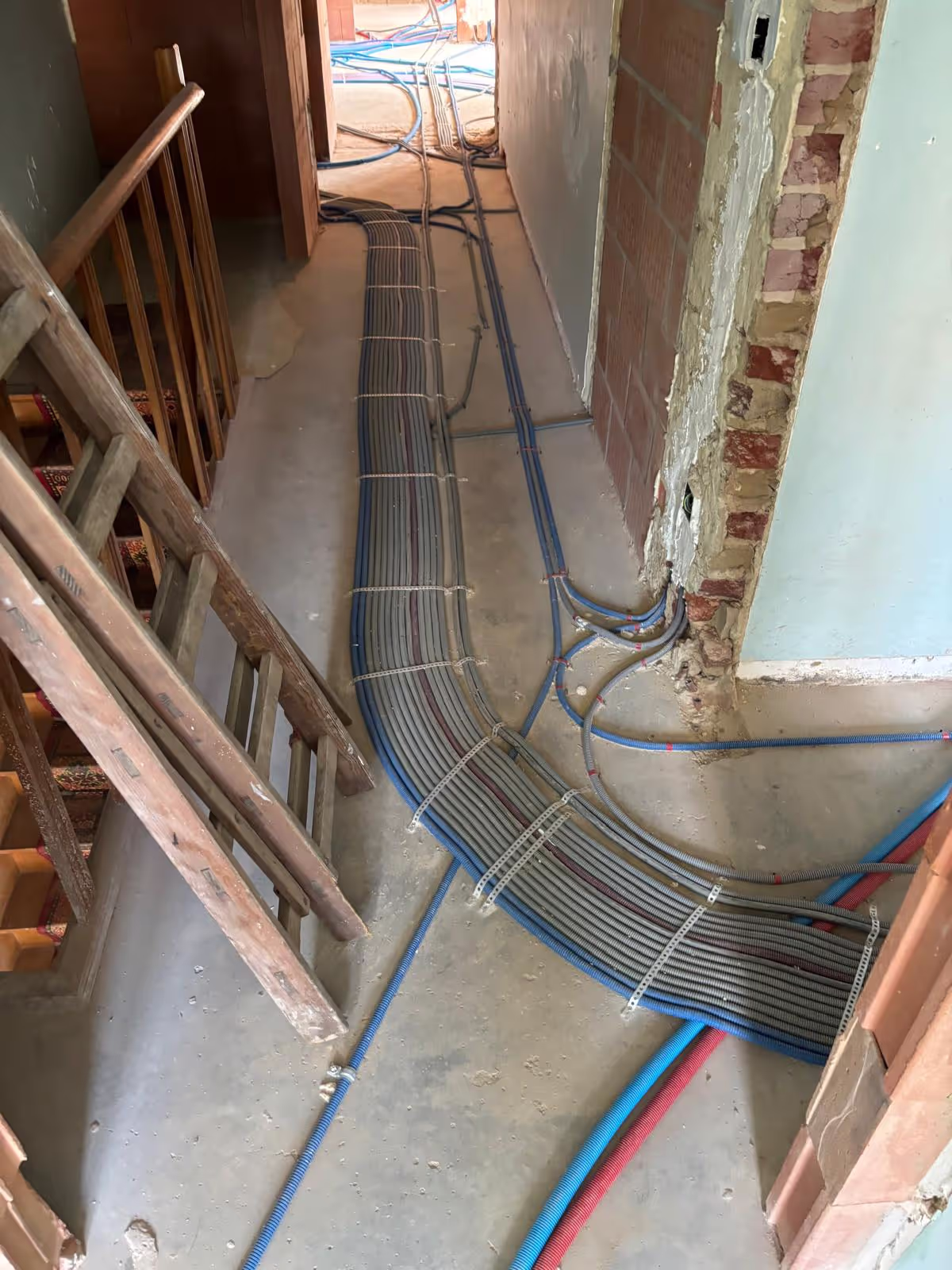 Elektriciteitswerken in een totaalrenovatie, plaatsen elektriciteitskabels, elektriciteitsbeugels