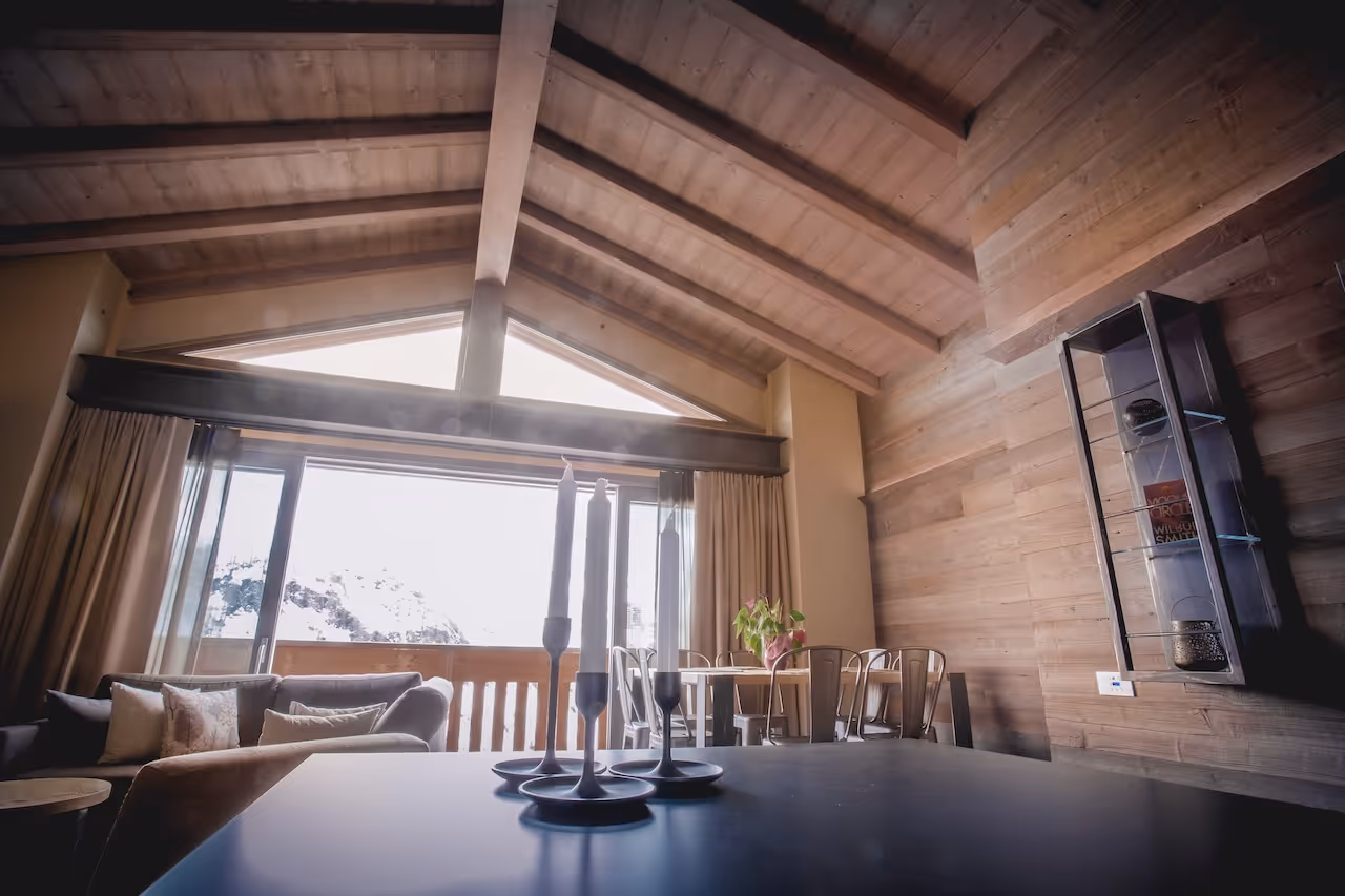 Ruime woonkamer met panoramisch uitzicht op de bergen, een perfecte mix van luxe en natuur.