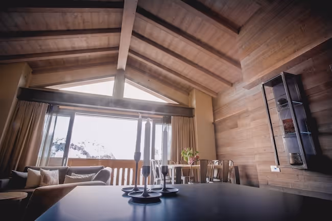 Ruime woonkamer met panoramisch uitzicht op de bergen, een perfecte mix van luxe en natuur.