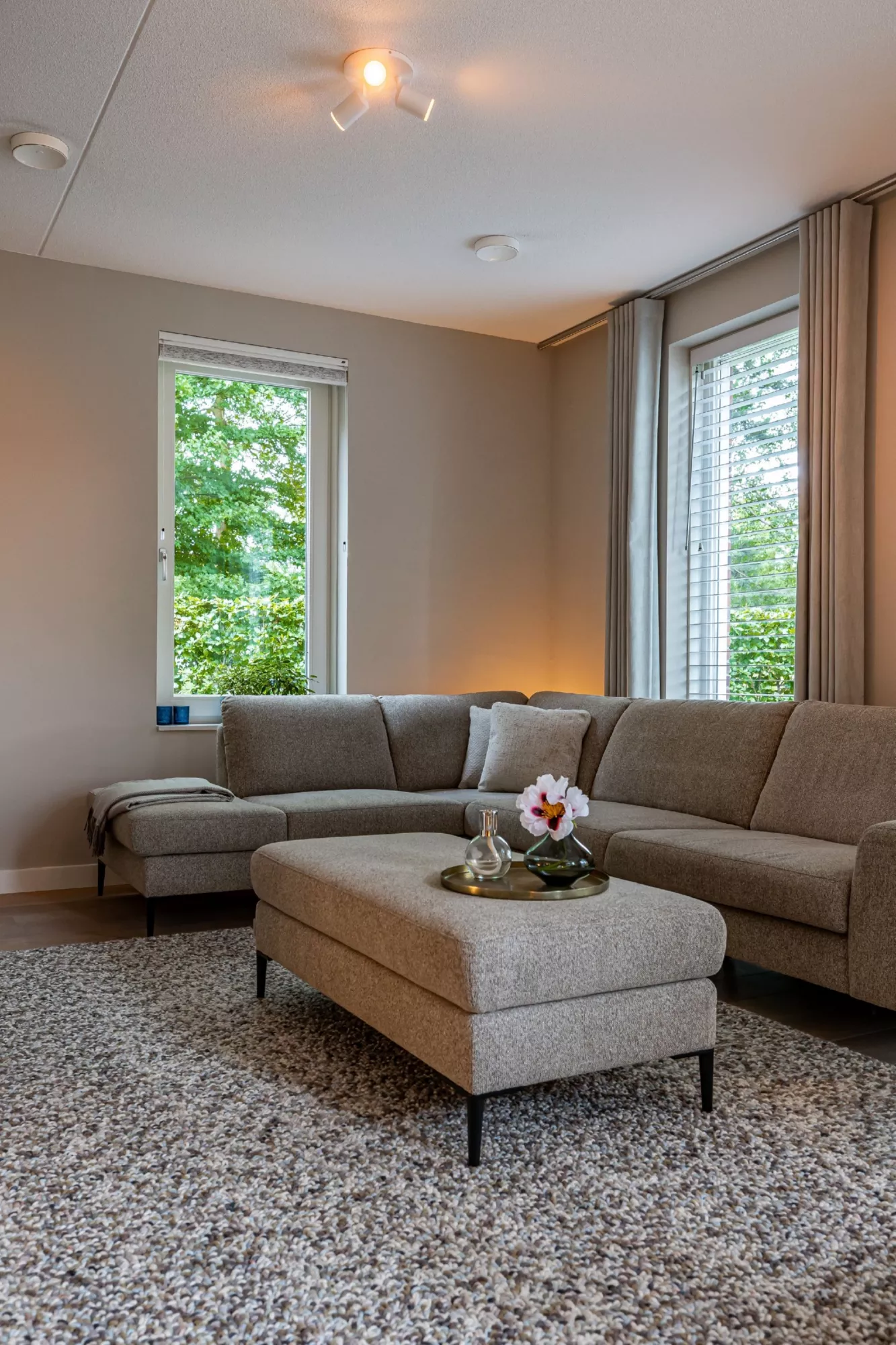 Licht en warm interieur voor woon- en eetkamer