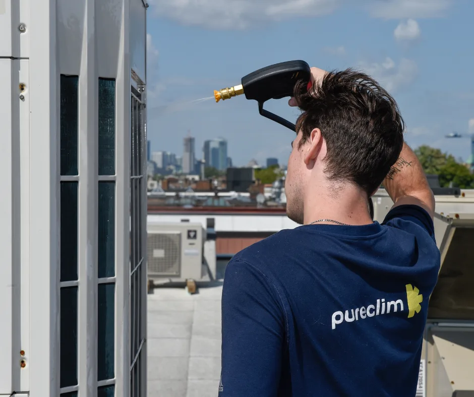 Photo d'un employé de Pureclim au travail