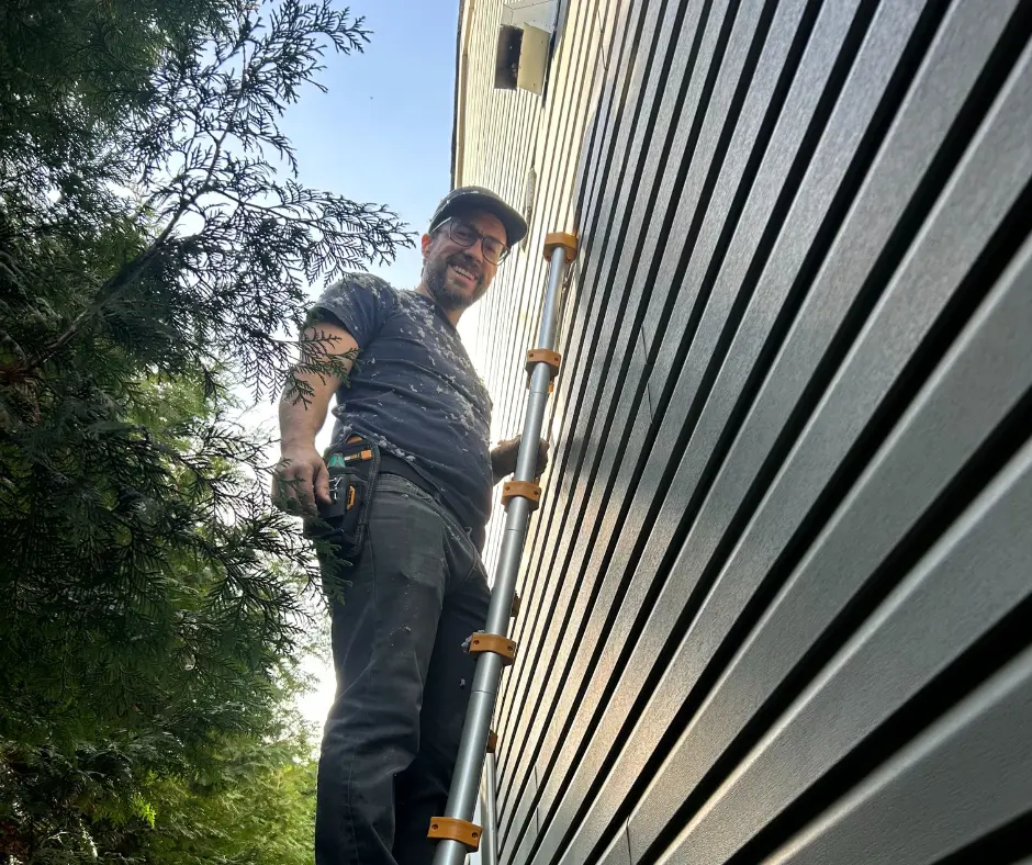 Technicien nettoyant un climatiseur mural à Montréal avec un équipement spécialisé