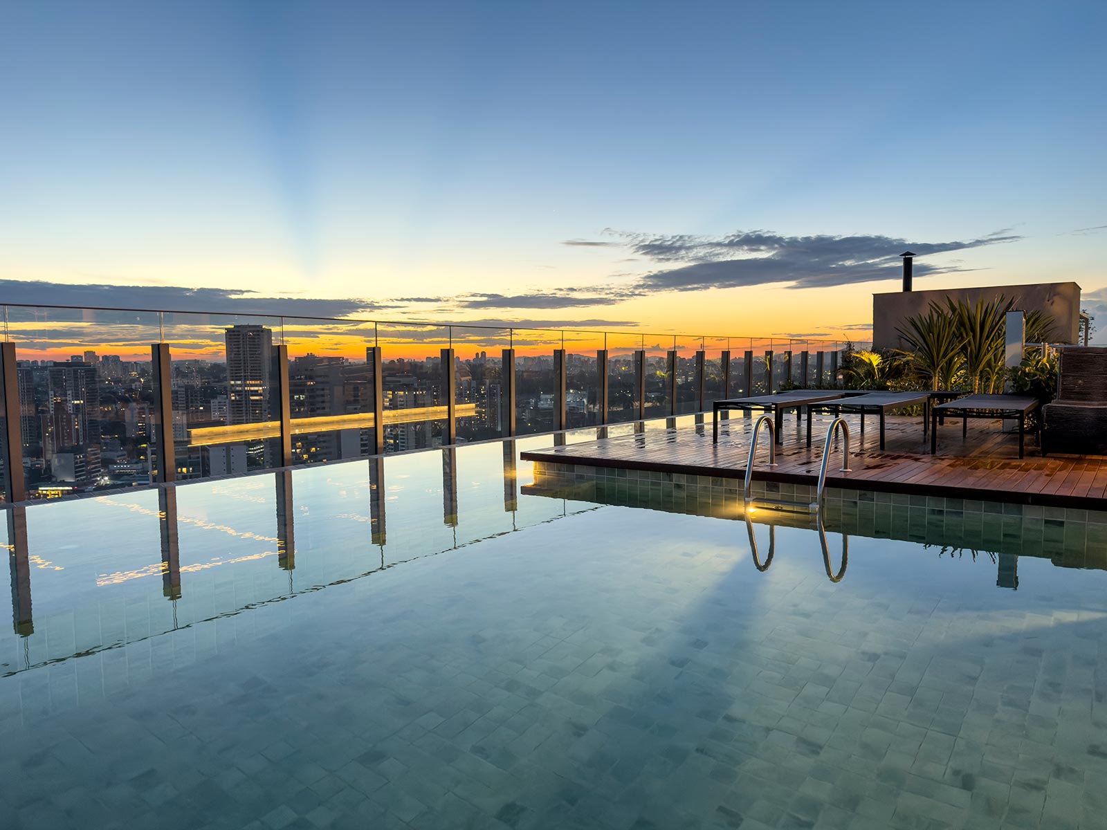 Piscina com deck