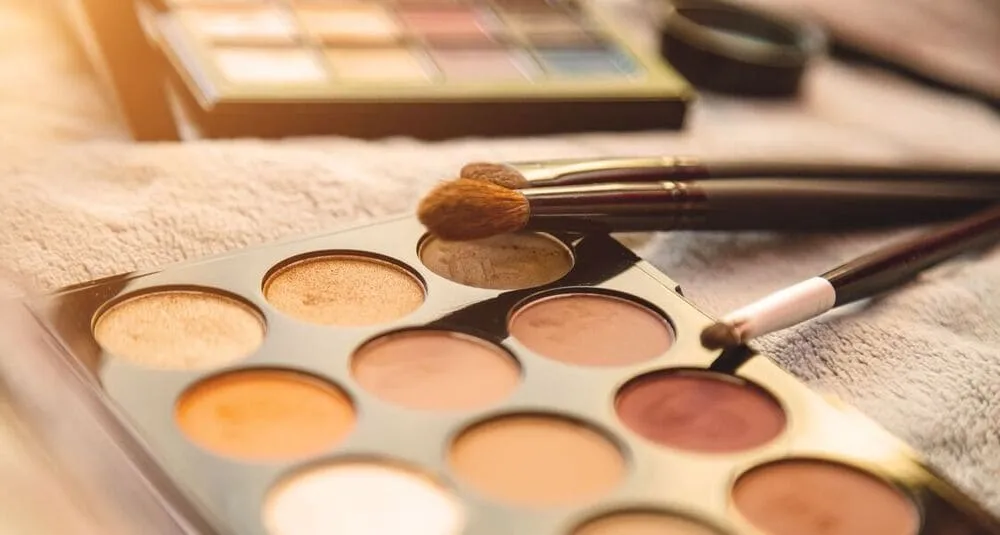 Palette de maquillage et pinceaux illustrant un cours d’auto-maquillage personnalisé avec Frangie à Paris.
