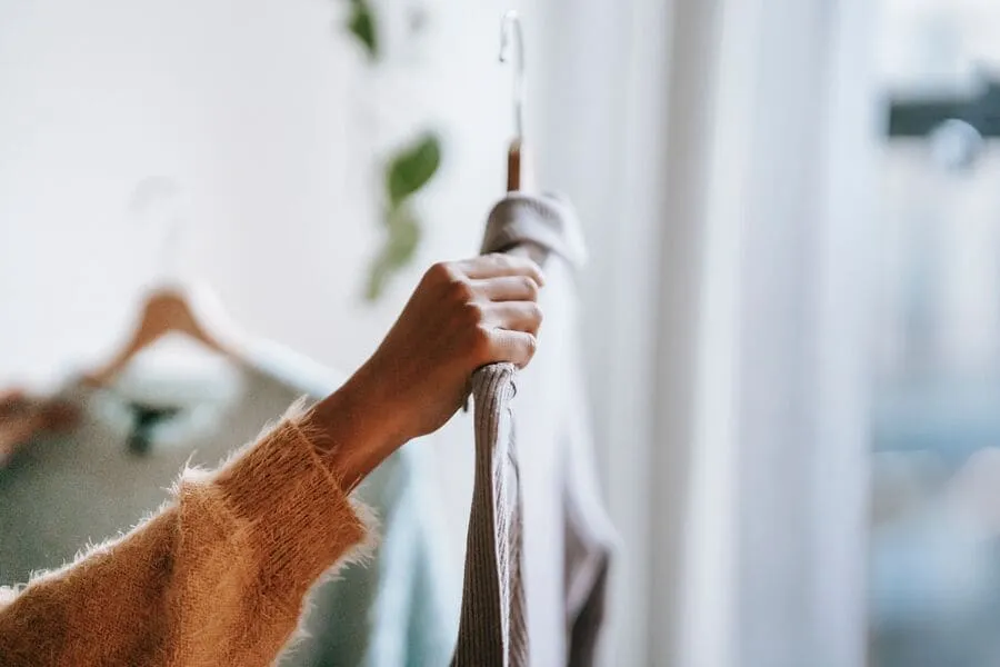 Sélection de vêtements sur cintres illustrant une séance de tri de dressing personnalisée avec Frangie à Paris.