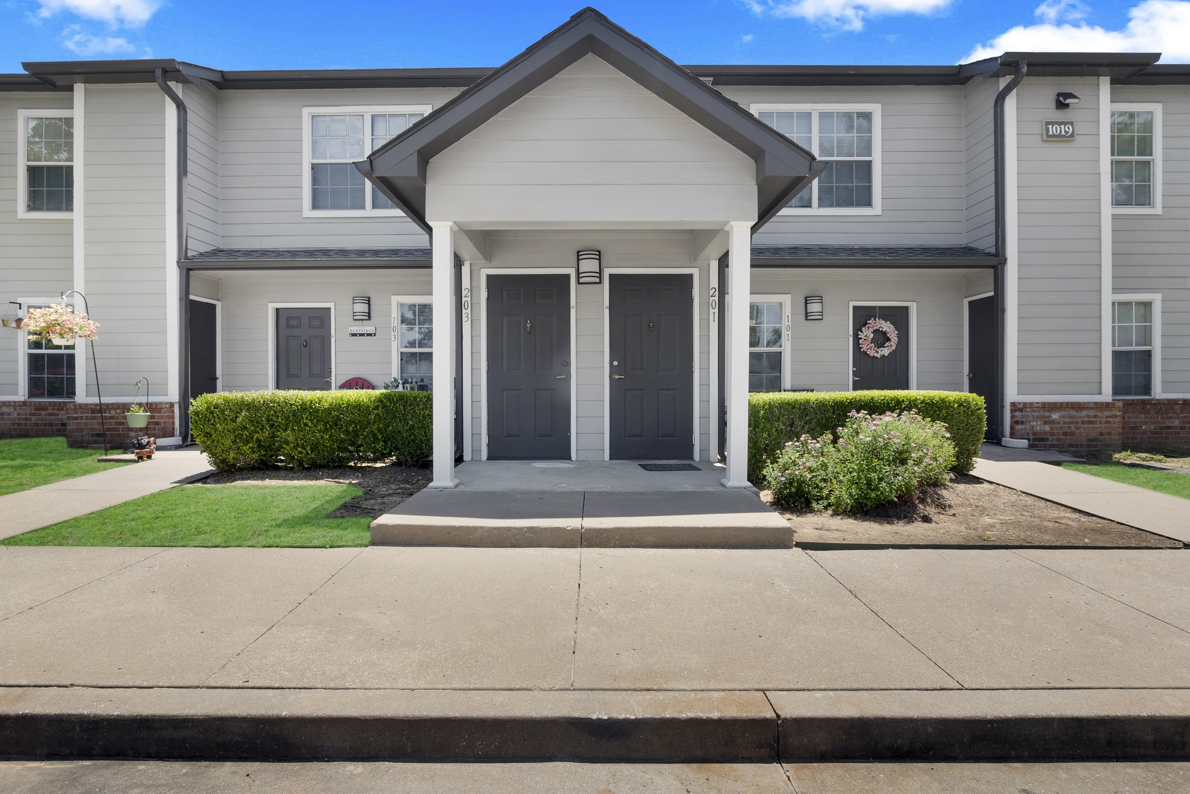 Exterior leasing office