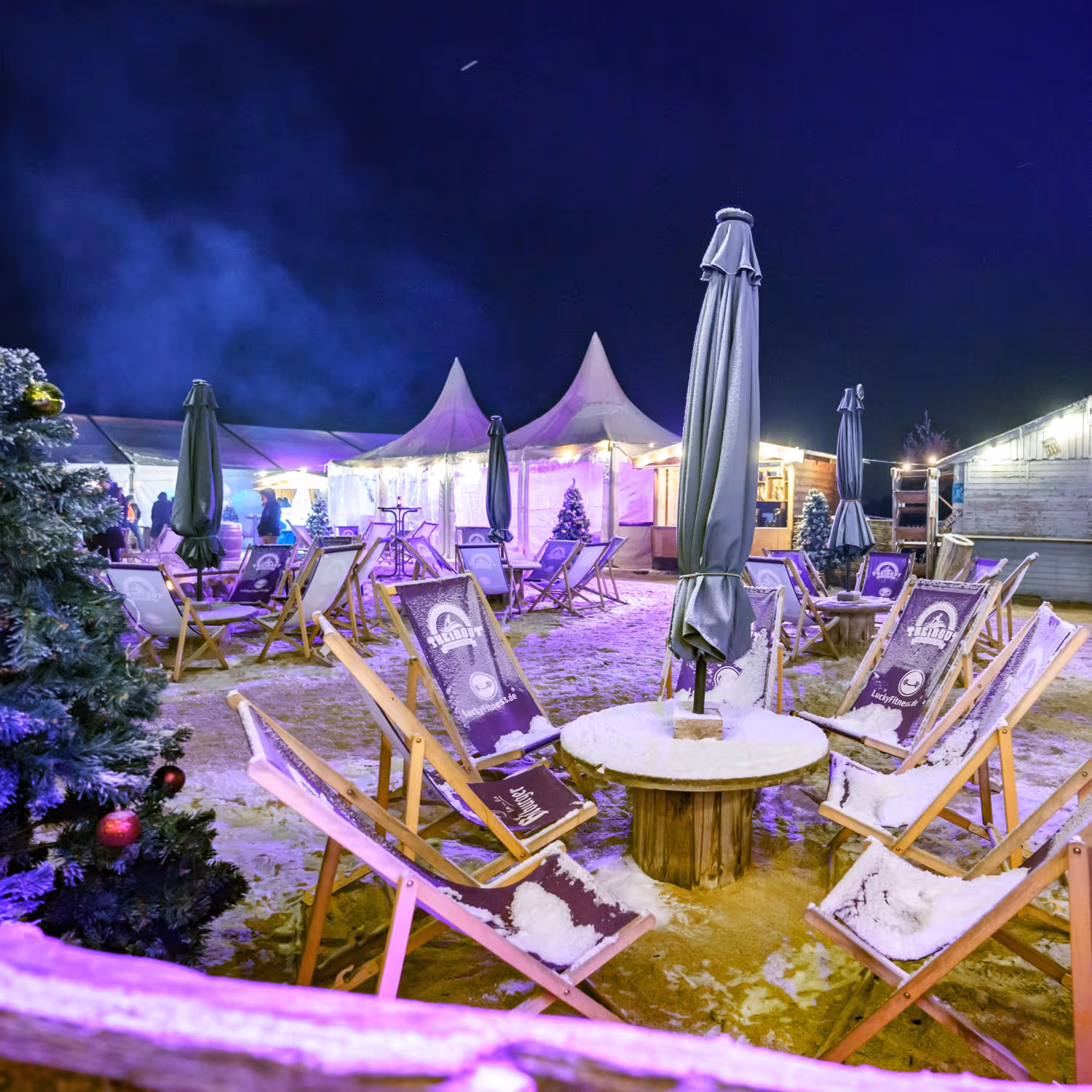 Lebhafter Außenbereich mit Schnee und Gästen – festliches Winterwunderland für Weihnachtsfeiern in Magdeburg am Treibgut.