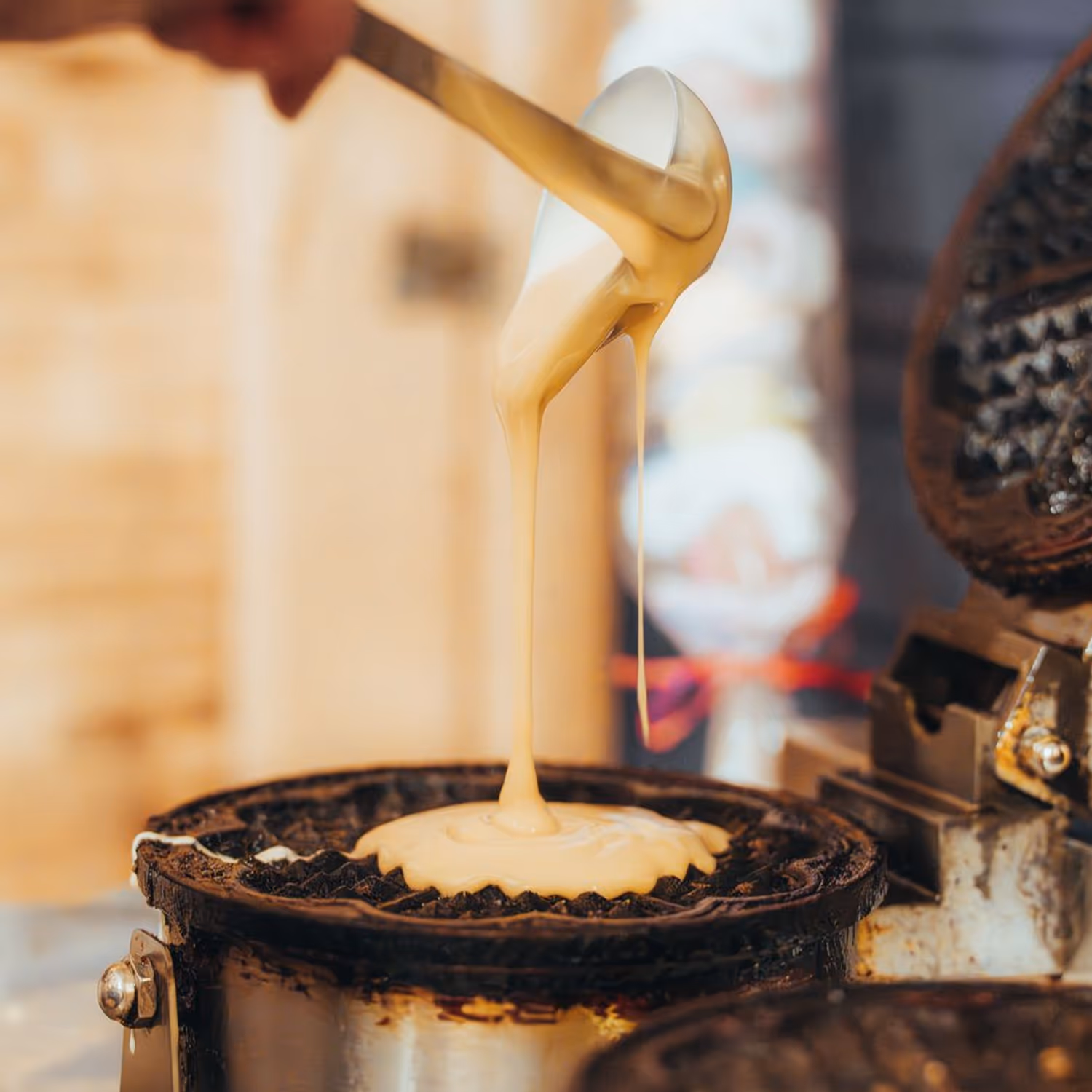 Zubereitung warmer Waffeln mit cremigem Teig in Waffeleisen – kulinarisches Highlight bei Firmenweihnachtsfeiern in Magdeburg am Treibgut.