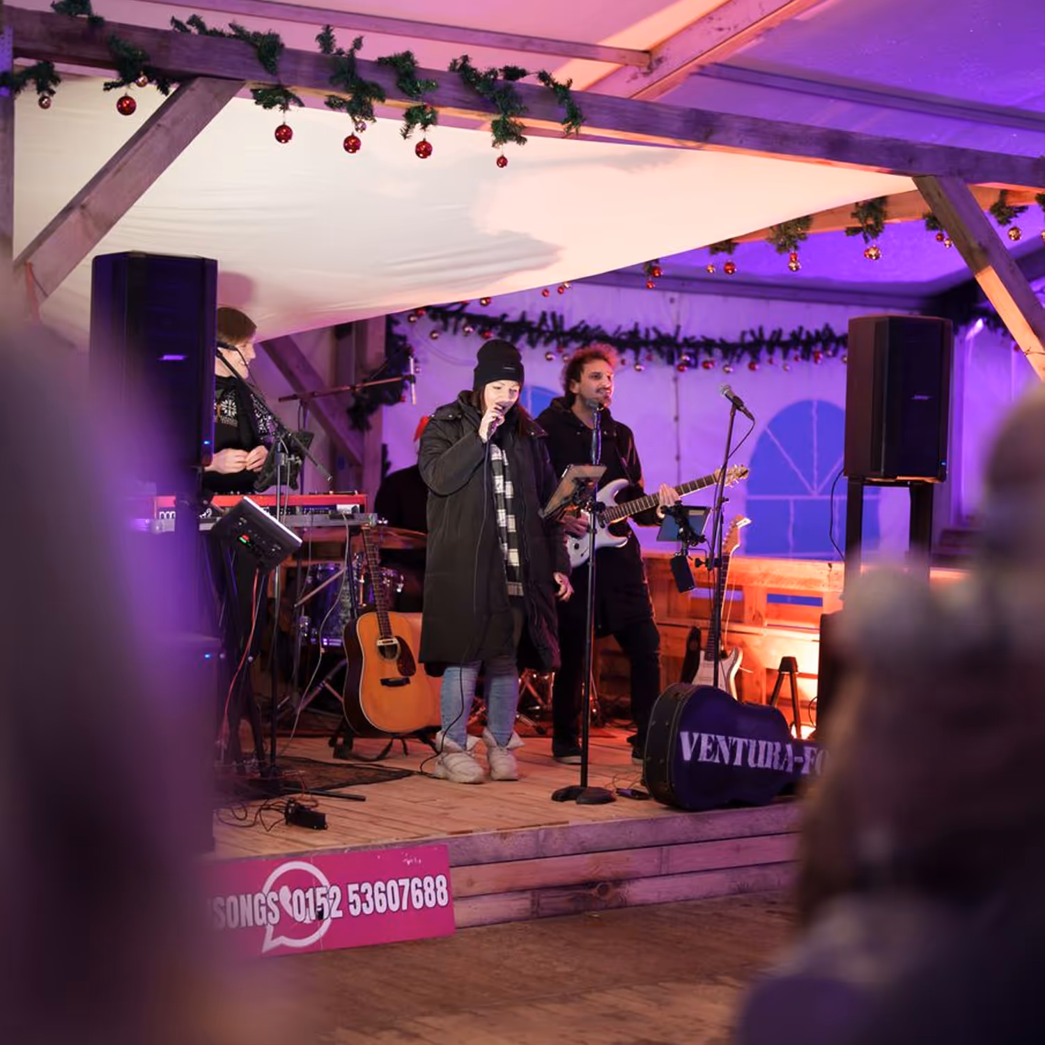 Live-Band spielt in festlich dekoriertem Zelt mit Weihnachtslichtern – Unterhaltung für unvergessliche Weihnachtsfeiern im Treibgut Magdeburg.