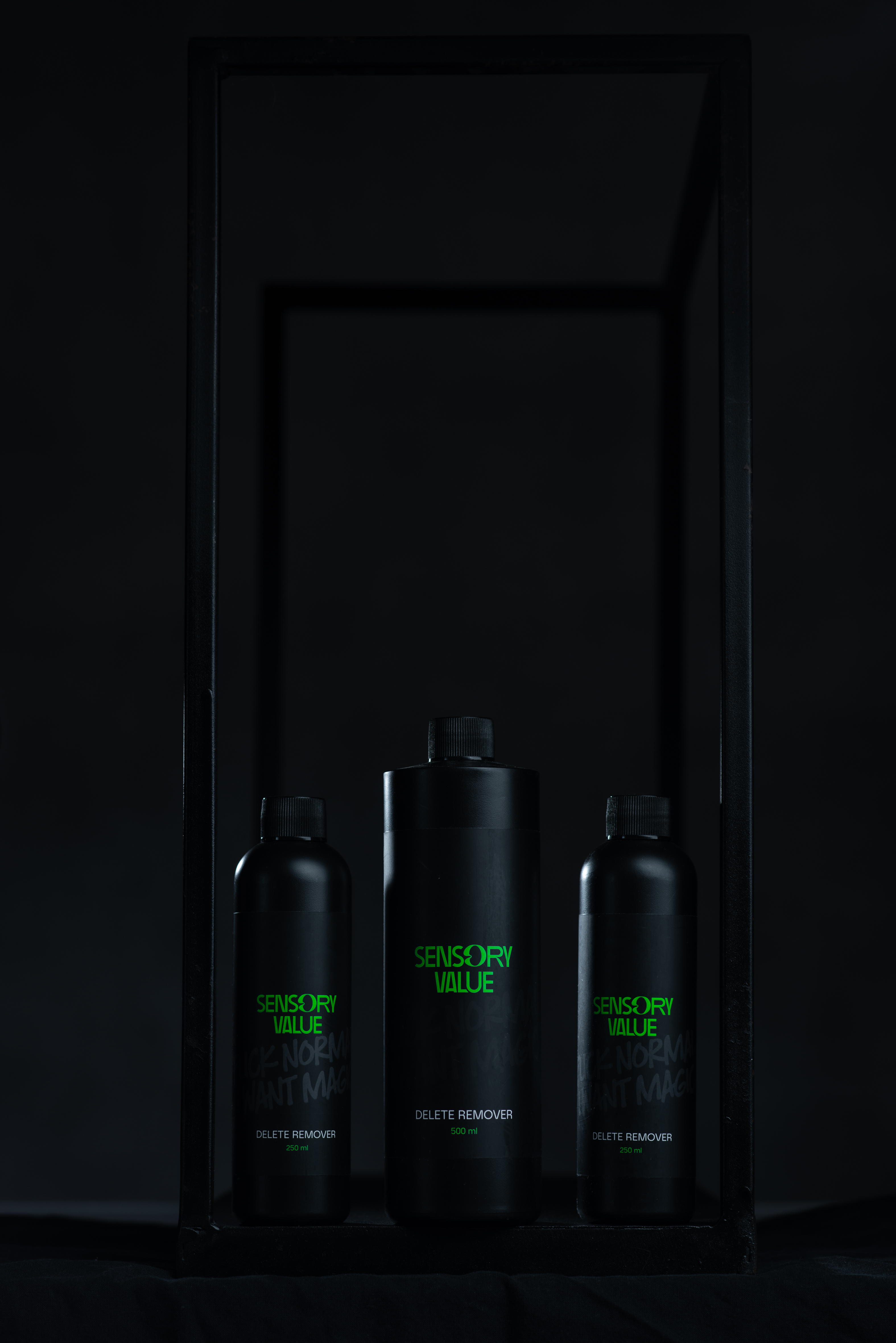 Närbild på när en frisör sätter in hair extensions på en kund