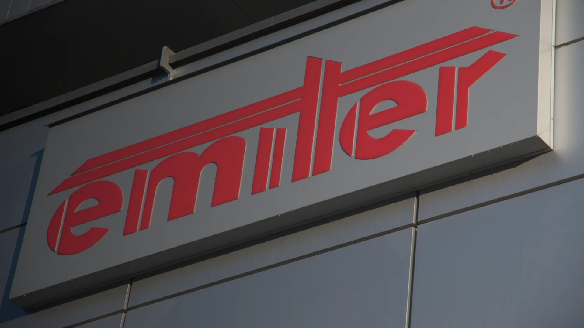 Logo Emiter sur le bâtiment de la société.