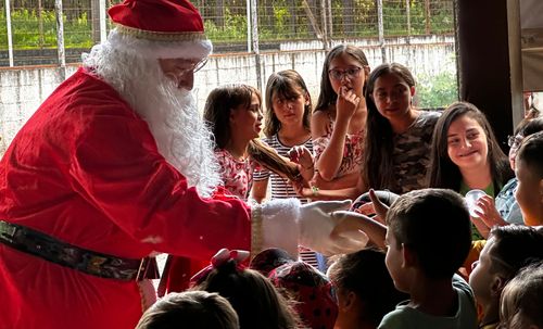 Papai Noel distribuindo presentes no Natal