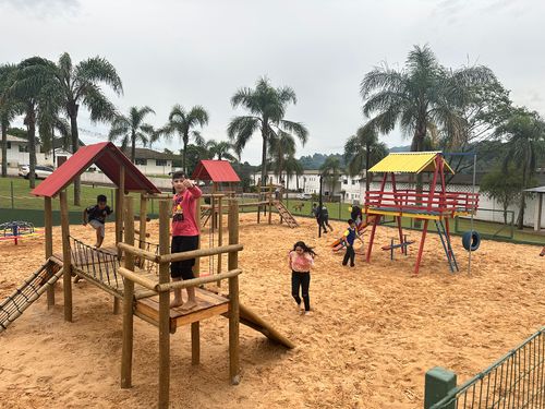 Crinaças brincando no parque