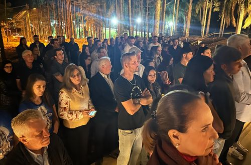 Pessoas esperam a entrada na inauguração da igreja