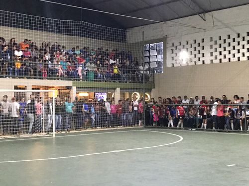 Torcida na quadra de futsal