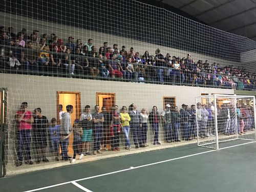 Torcida na quadra de futsal
