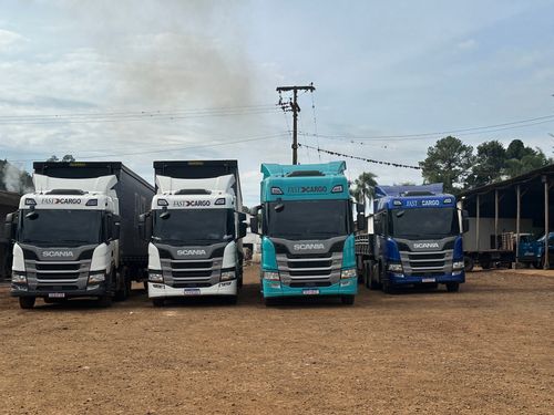 Caminhões da Frota no páteo