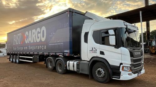 Caminhão no páteo da fábrica de papel