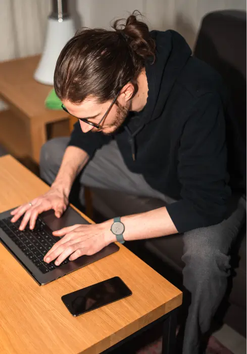 photo de lucas en train de développer un site web