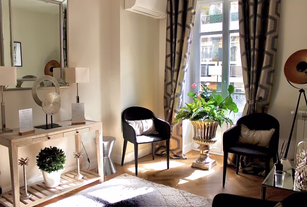 Intérieur d'une salle d'attente d'un cabinet, cosy, éclairé par la lumière du jour