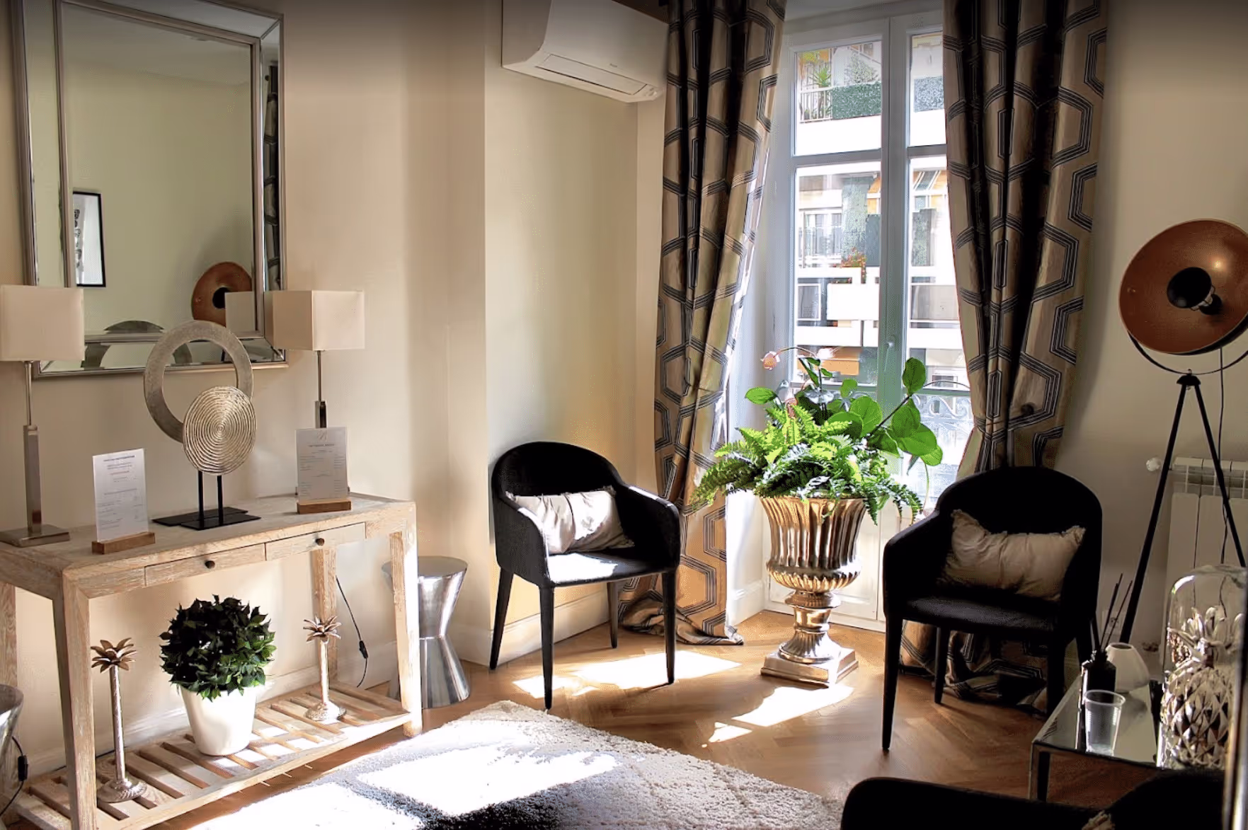 Intérieur du centre esthétique, une salle d'attente cosy éclairée par la lumière du jour