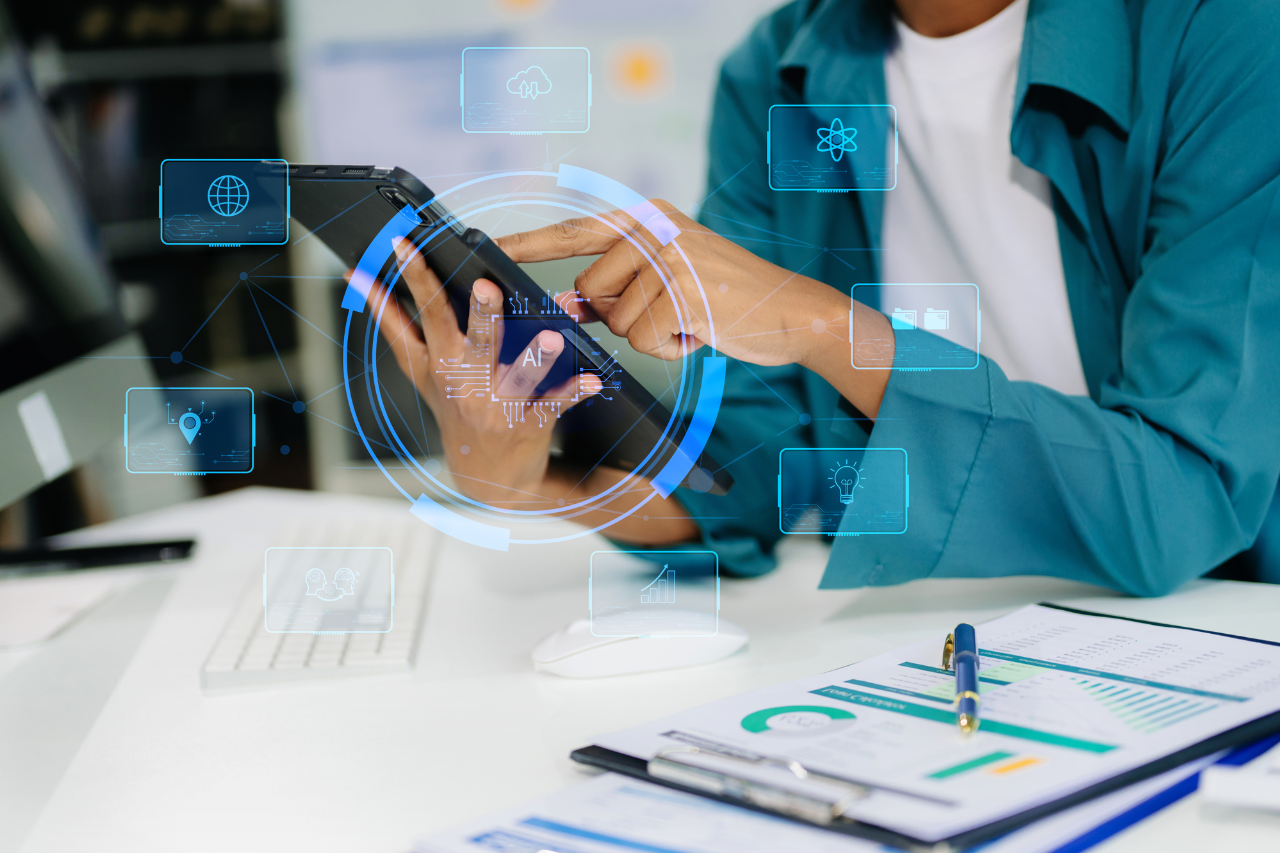 Osoba korzystająca ze smartfona z cyfrowymi ikonami technologii AI, analizy danych i automatyzacji procesów biznesowych