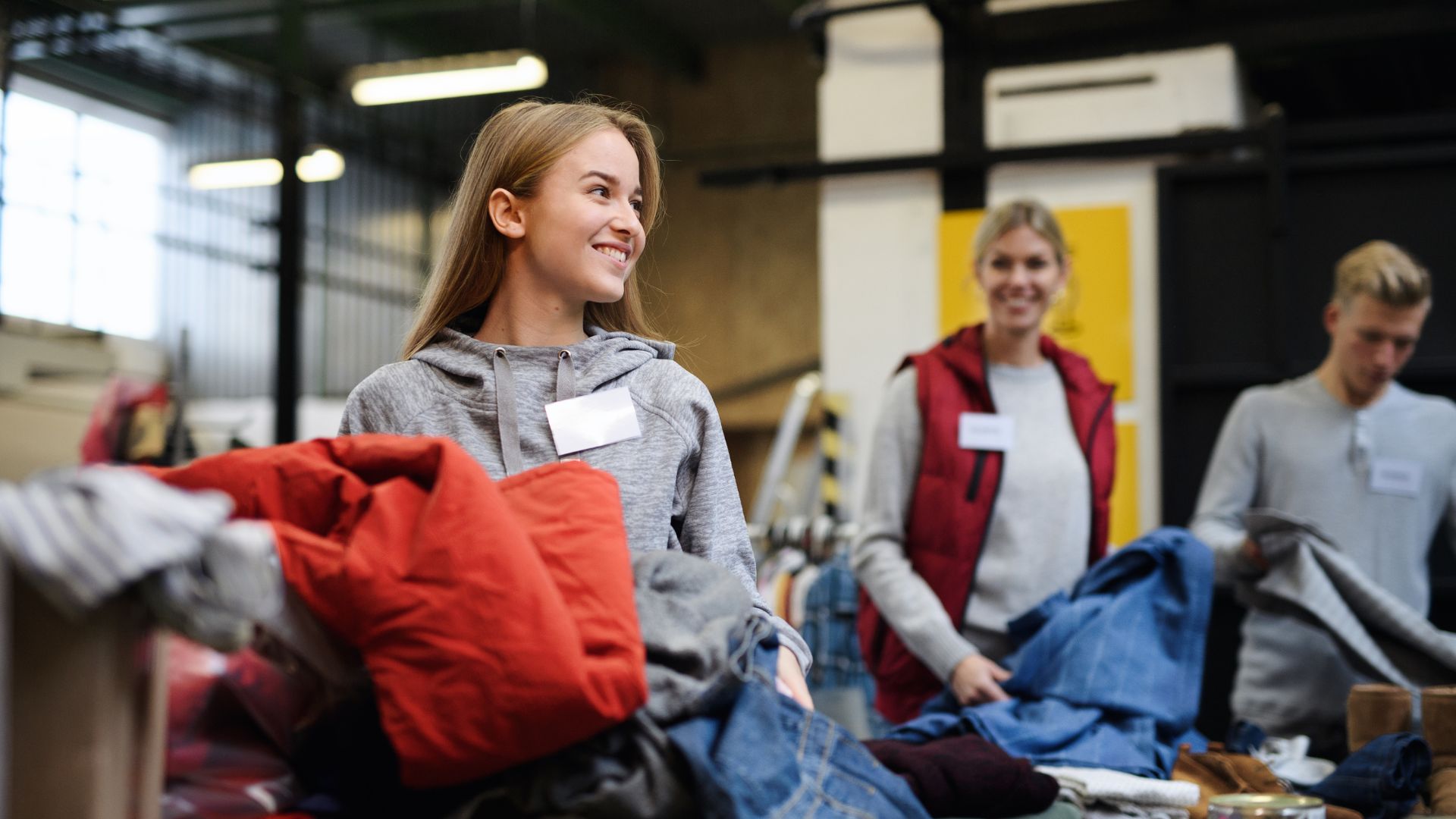 Benevole dans un centre de tri de dons de vêtements seconde main