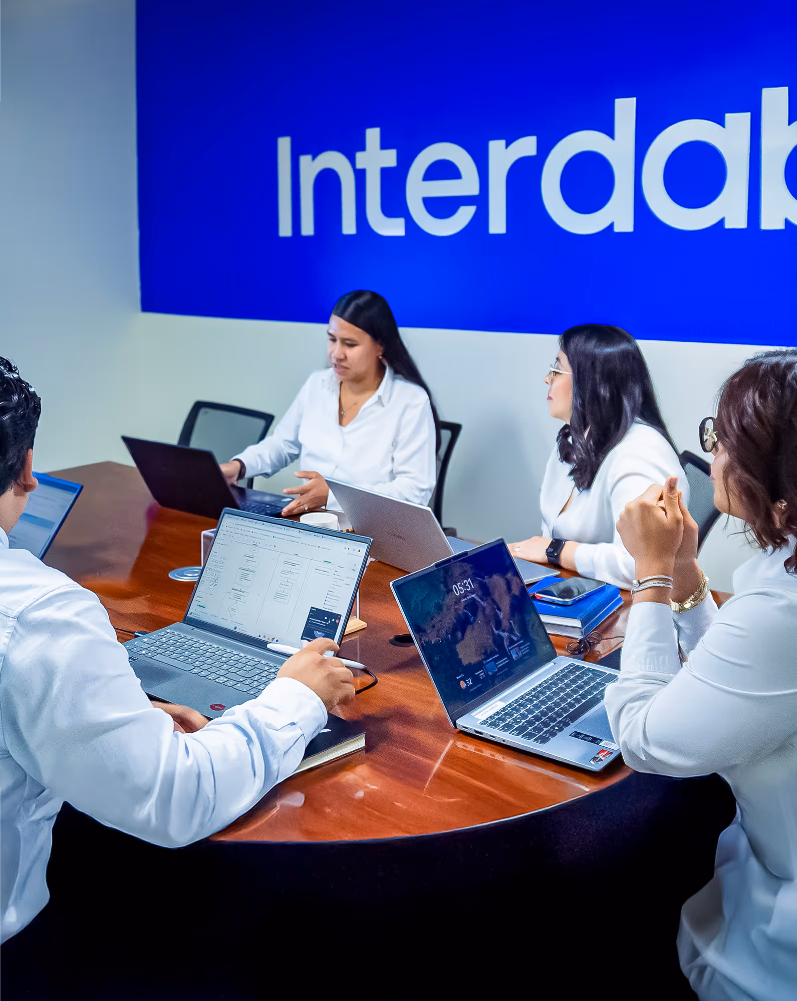 Equipo de consultores de Interdal ofreciendo servicios de gestión empresarial durante una reunión de estrategia.