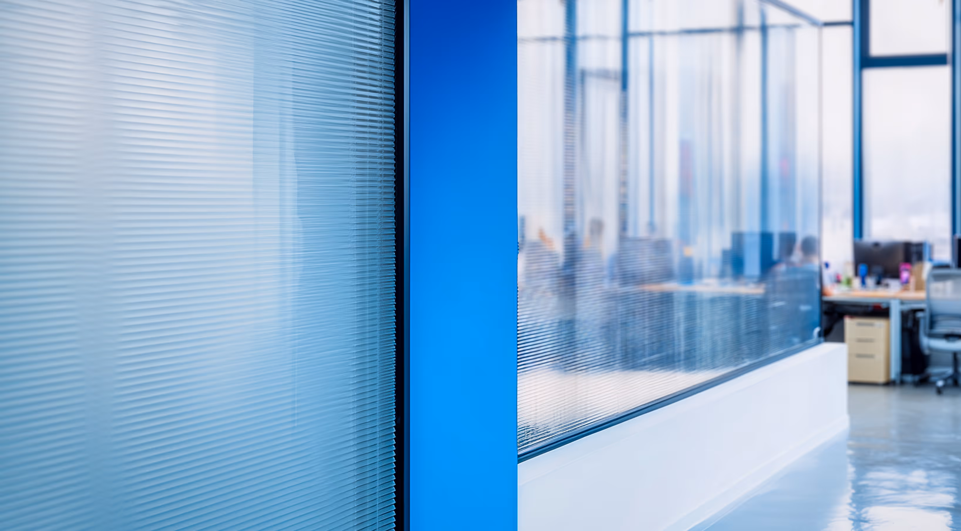 Oficinas corporativas modernas, reflejando nuestro ambiente de trabajo profesional y colaborativo.
