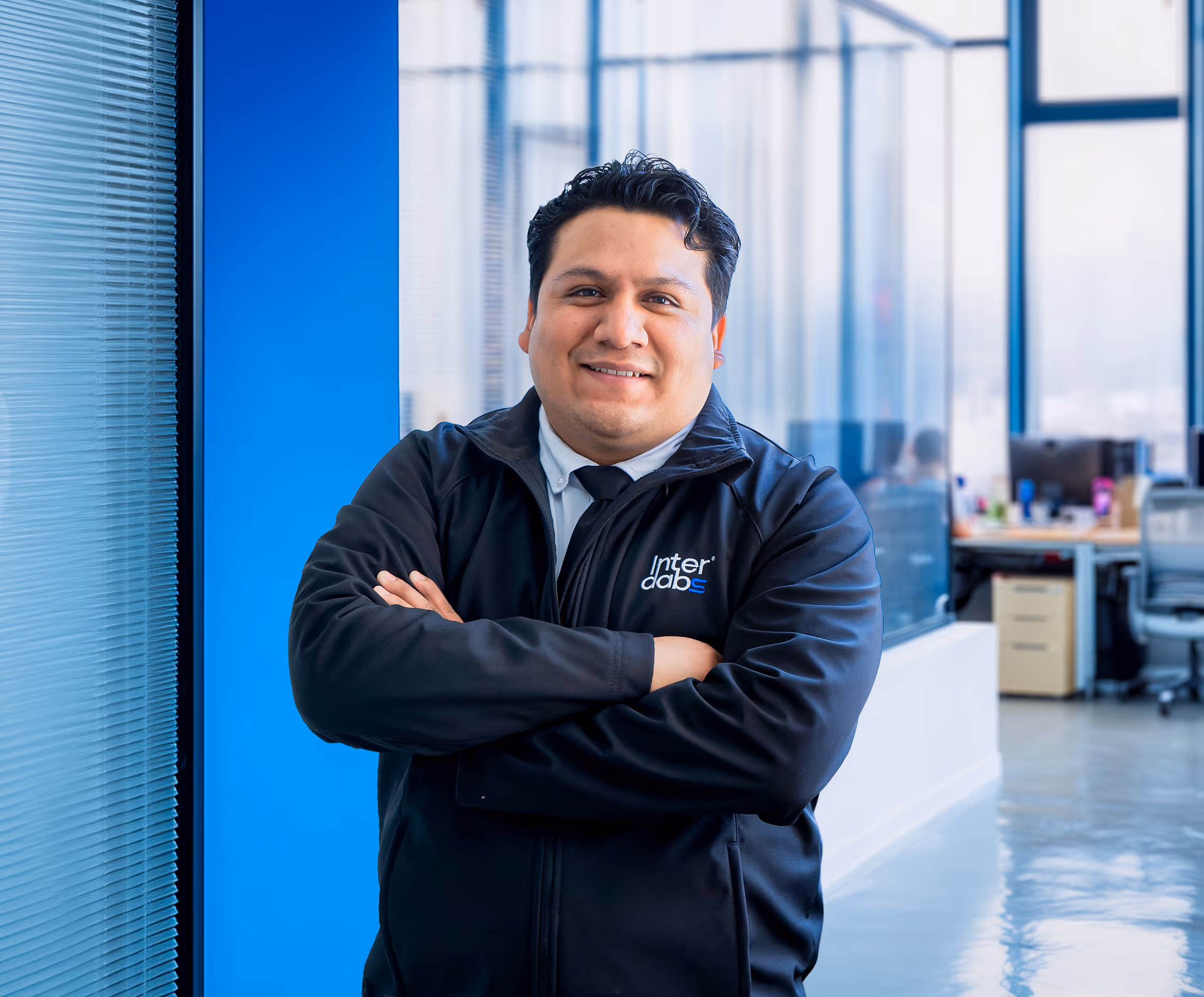 Experto del equipo de Interdabs de logística y aduanas listo para una consulta personalizada.