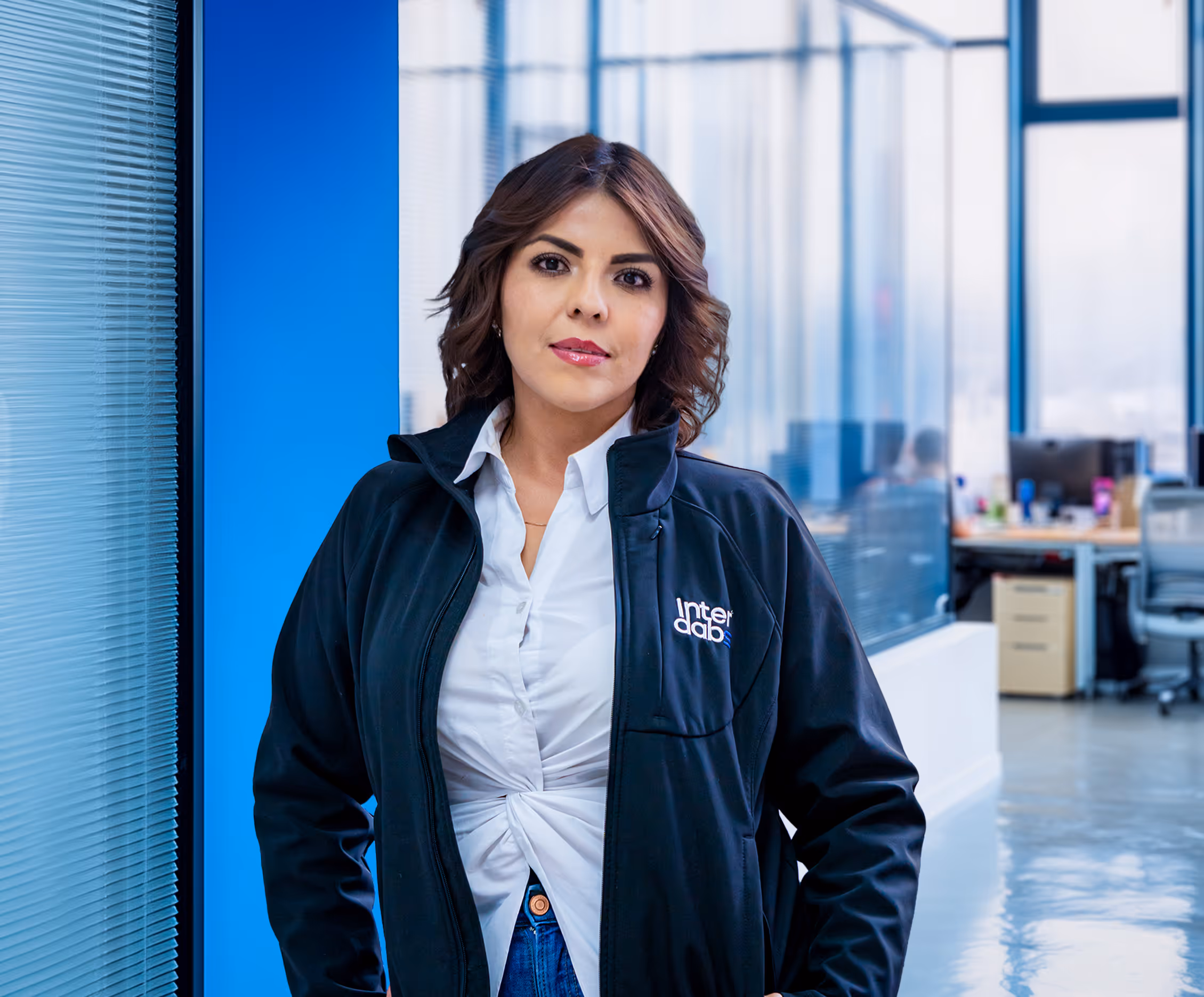 Especialista en comercio exterior del  equipo de Interdabs, preparada para optimizar operaciones.
