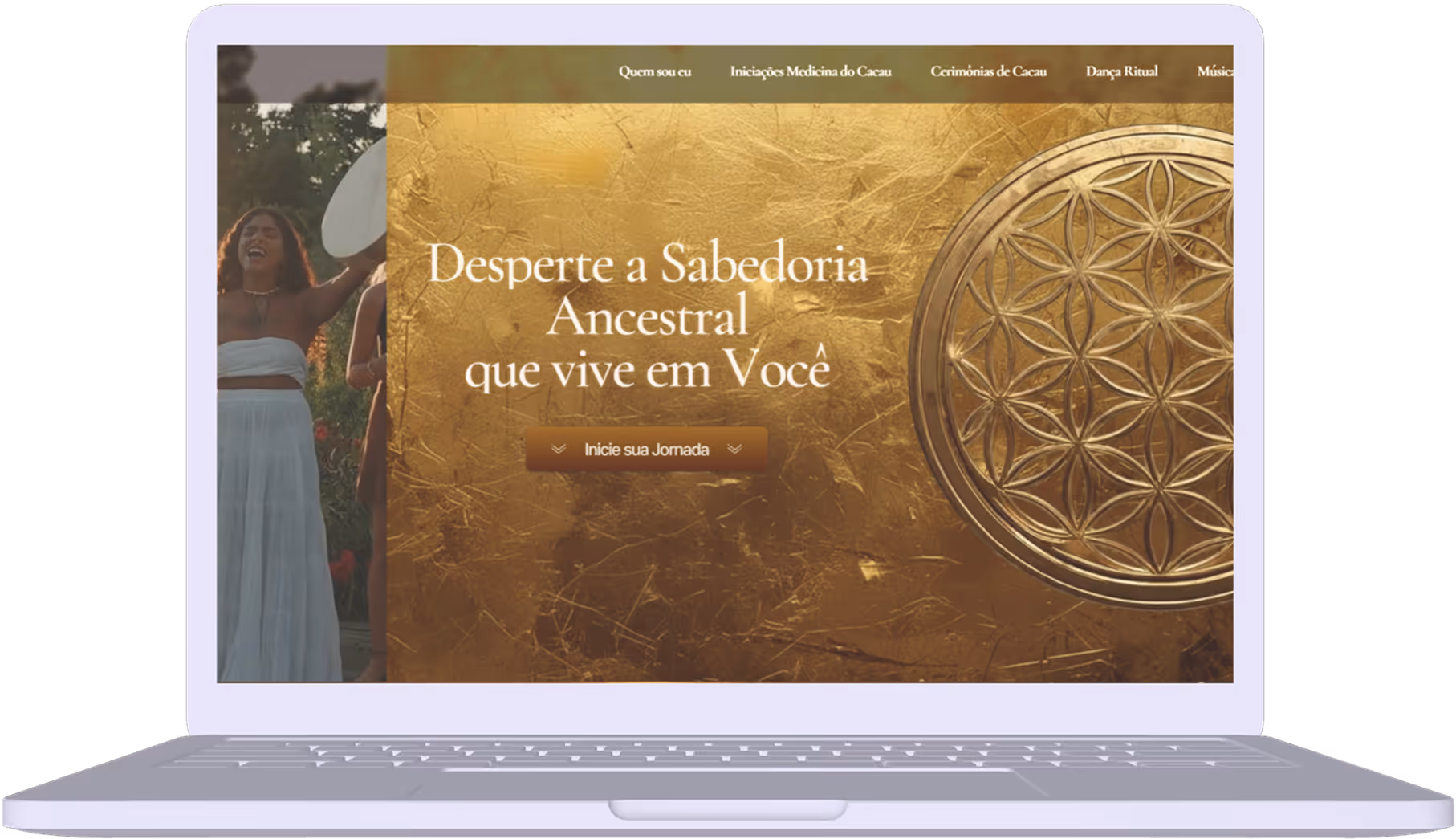 Laptop screen showing a website with a golden background, a circular geometric design on the right, and Portuguese text prompting to awaken ancestral wisdom.