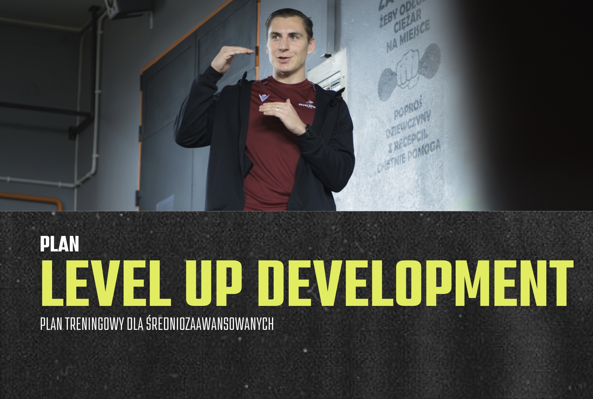 zawodnik wykonuje bench press