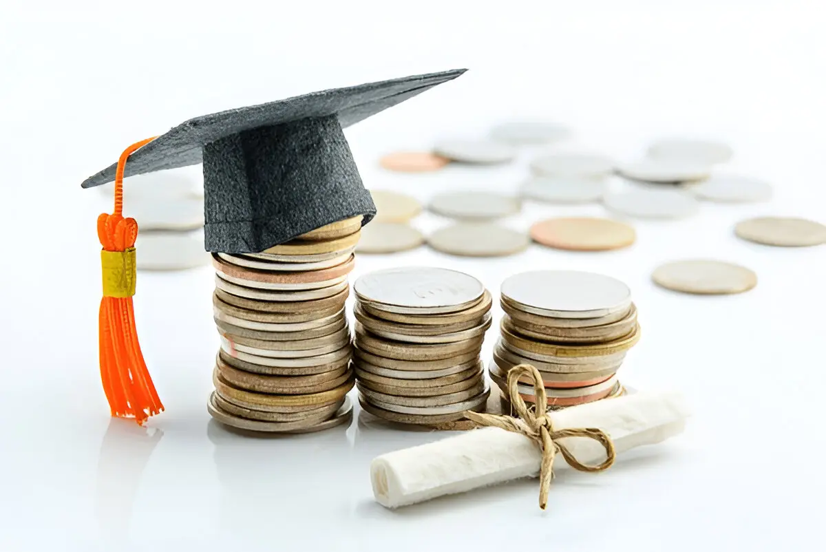 student discussing personal loan for higher studies