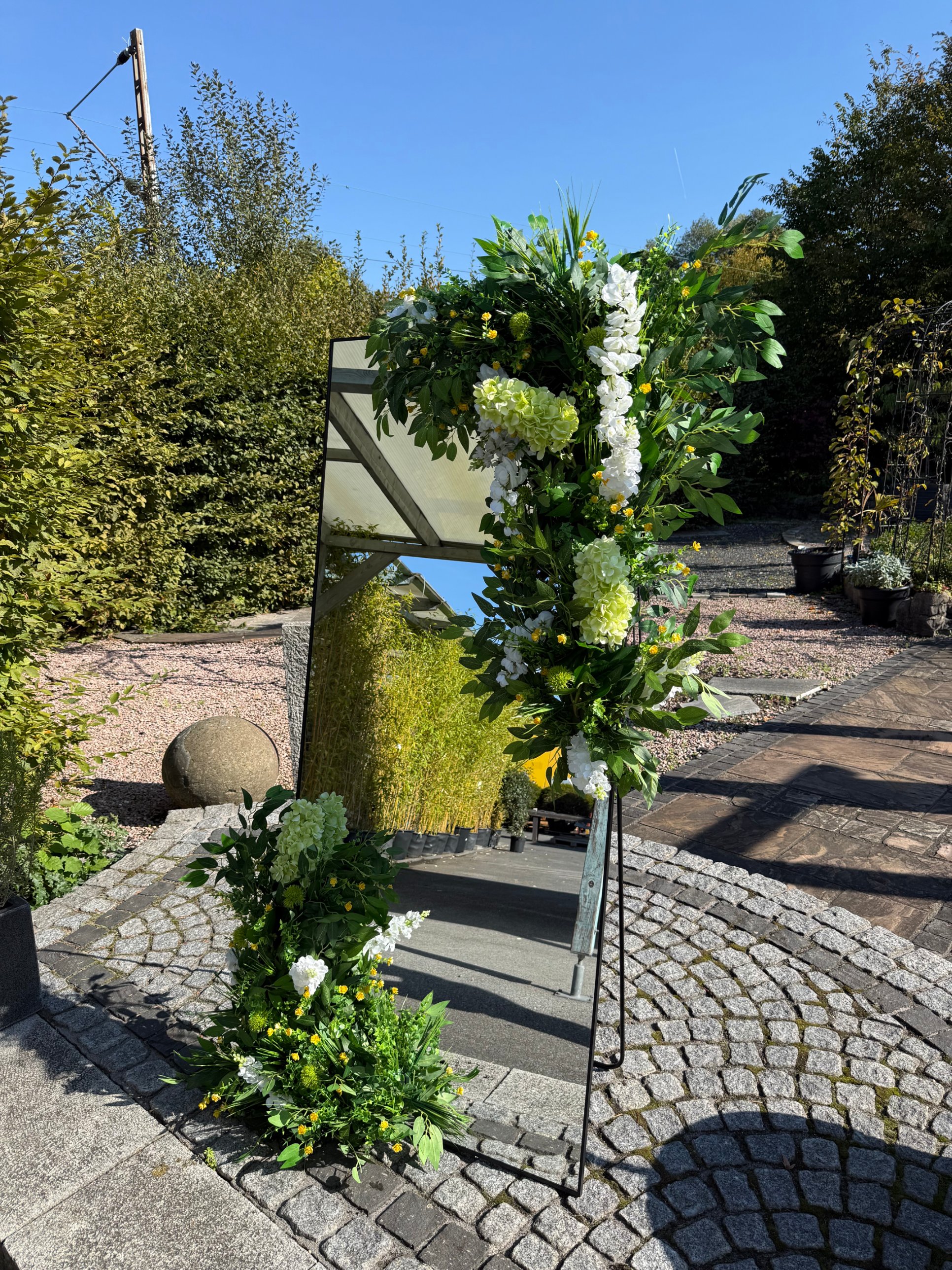 Großer Standspiegel mit Blumengesteck aus Hortensien, weißen Blüten und Grün